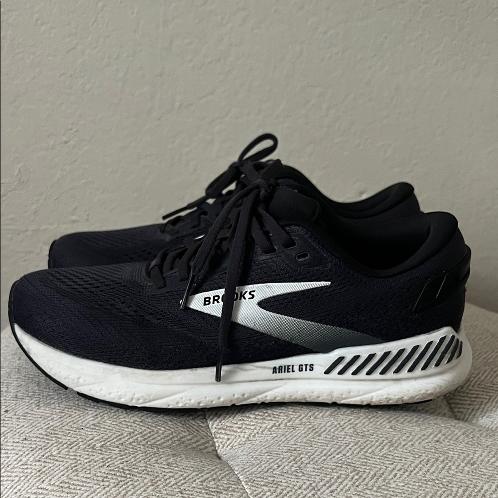 Brooks Ariel GTS 24 Black and White Running Shoes in Size 8 - Picture 5 of 15
